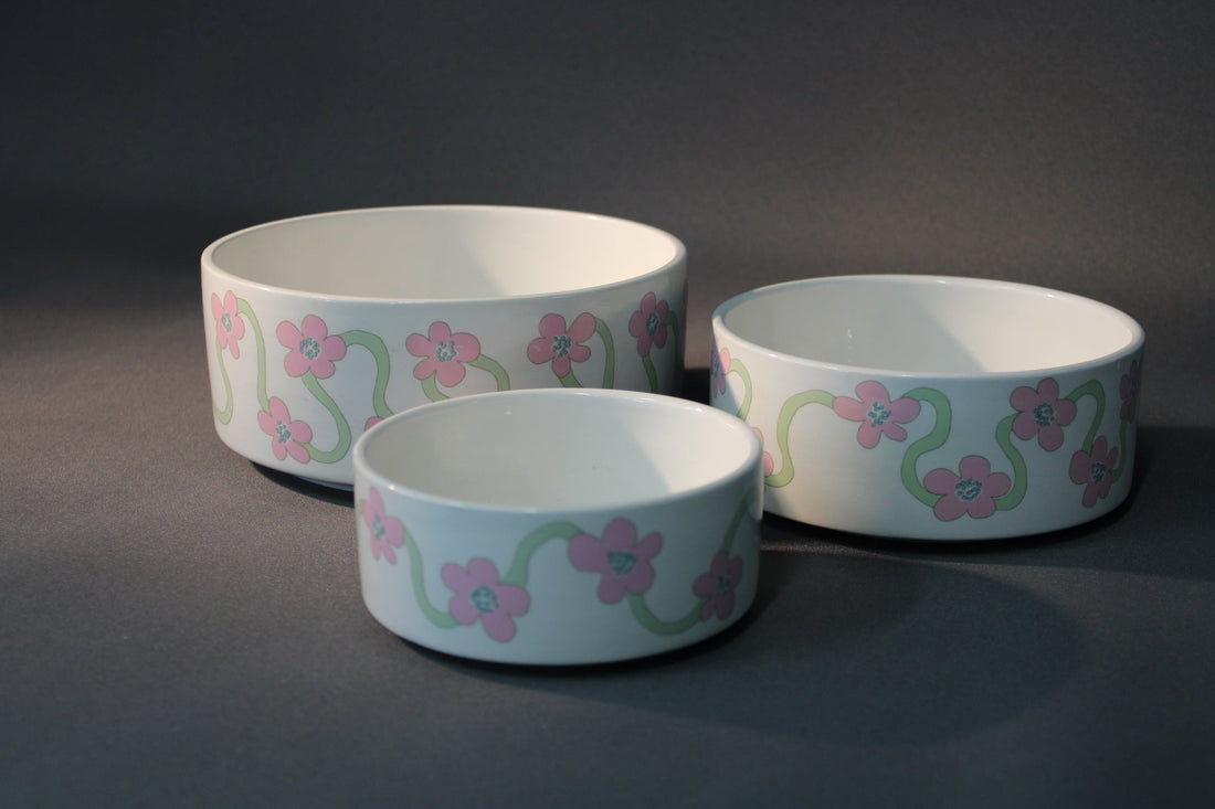 Arabia Villiruusu -kulhot, valkoinen posliini vaaleanpunaisella kukkakuviolla