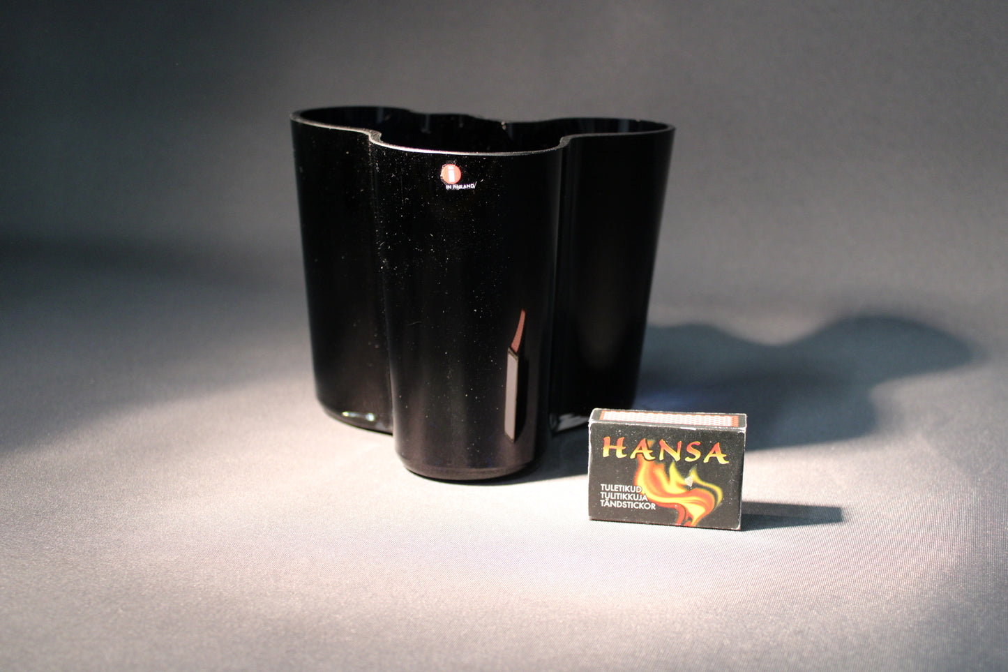 Aalto-maljakko ja tulitikkuaski mittakaavan havainnollistamiseksi