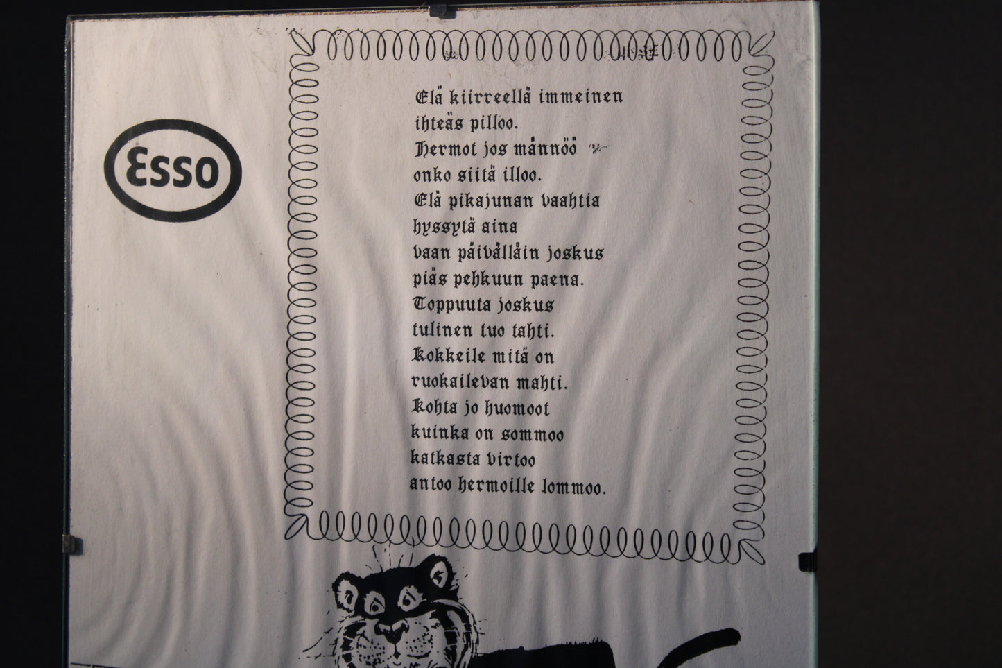 Esso mainostaulu – tiikerikuva ja runo, mustavalkoinen