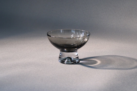 Harvinainen harmaa Iittala 2092 -kulho, suunnittelija Tapio Wirkkala. Tyylikäs värillinen lasi arkeen ja keräilyyn.