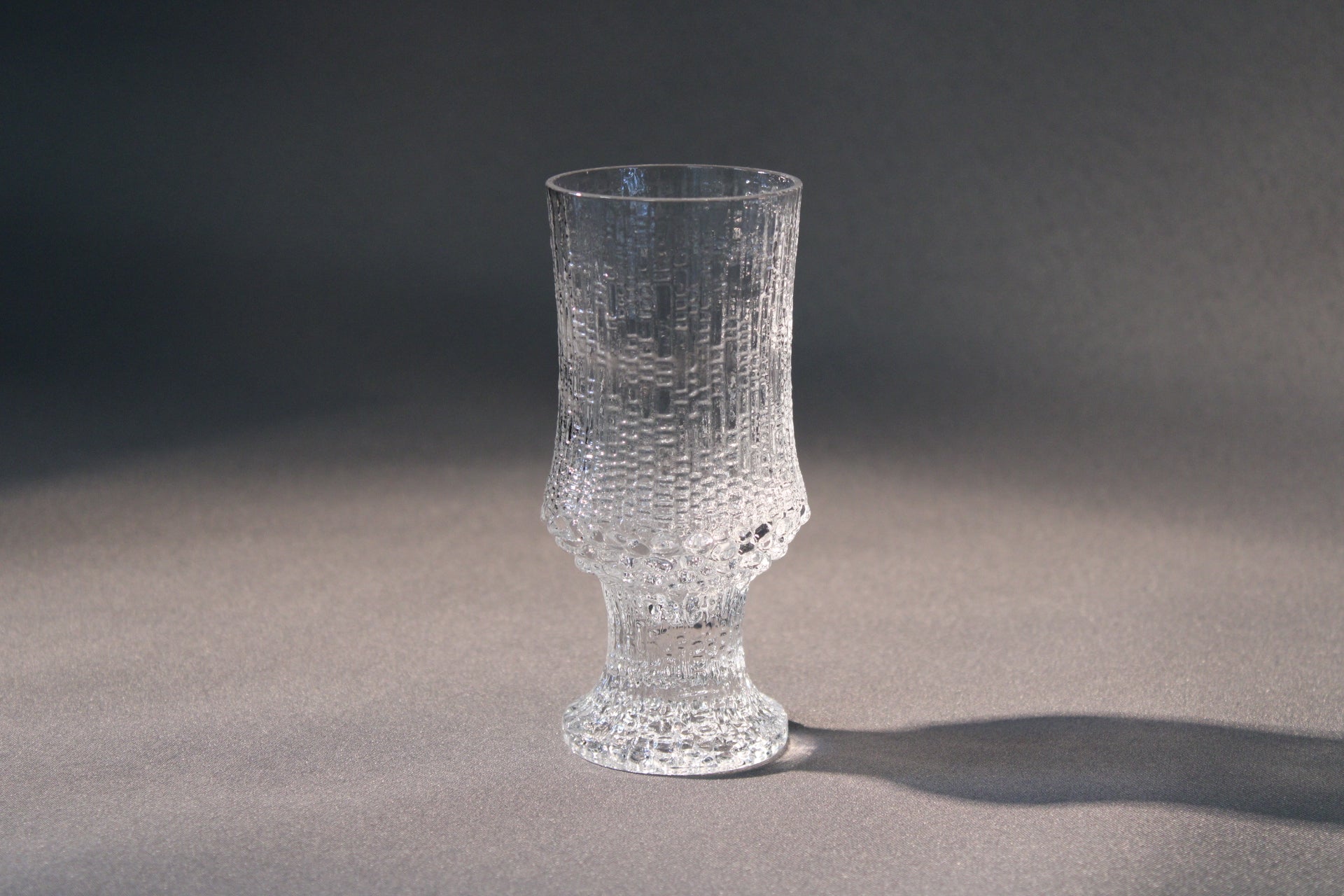 Iittala Ultima Thule -valkoviinilasi. Tapio Wirkkalan ikoninen muotoilu, joka jäljittelee sulaa jäätä – suomalainen designklassikko.