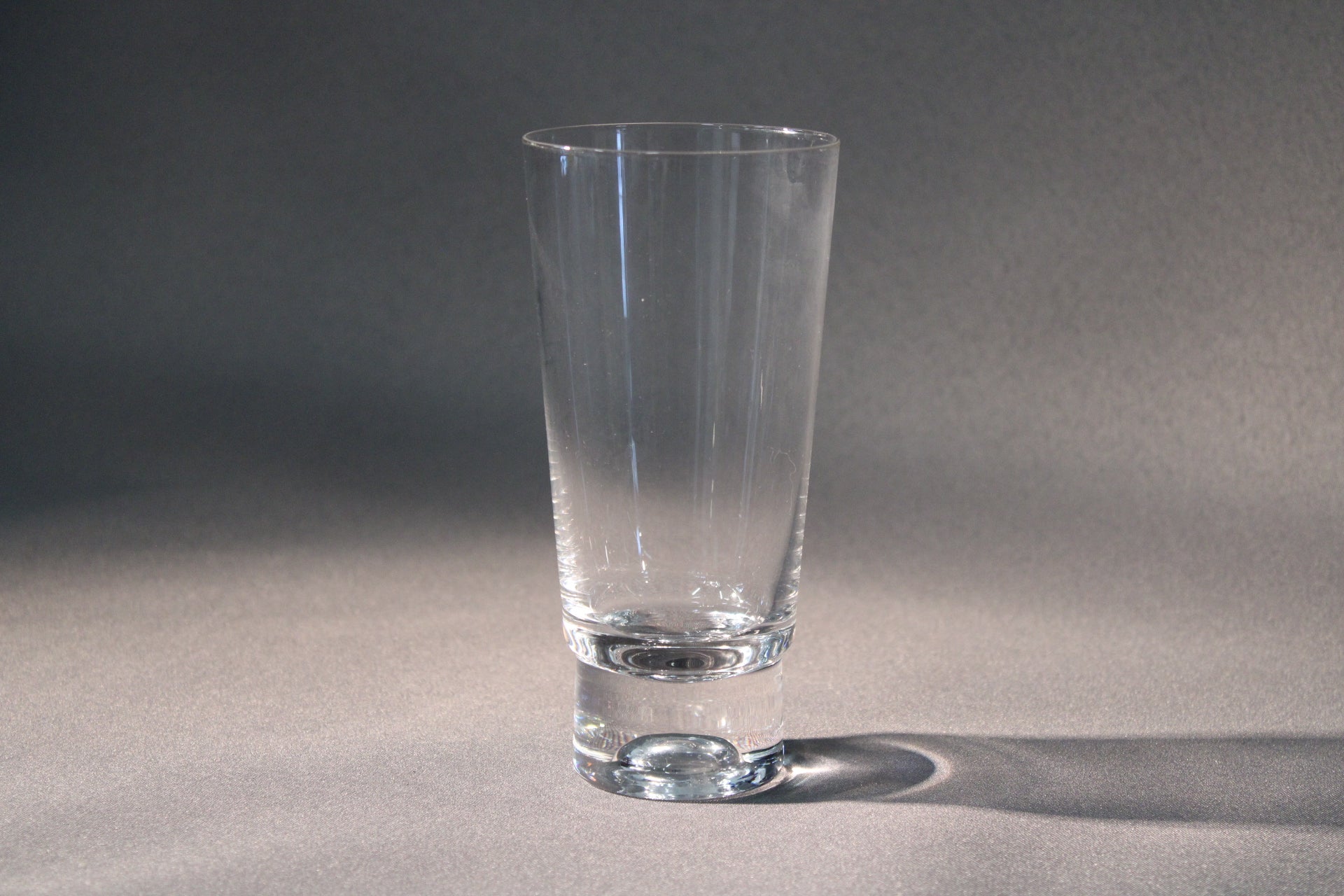 Iittala Future -juomalasi, suunnittelija Tapio Wirkkala. Moderni suomalainen klassikko – yksinkertainen, kaunis ja käytännöllinen.