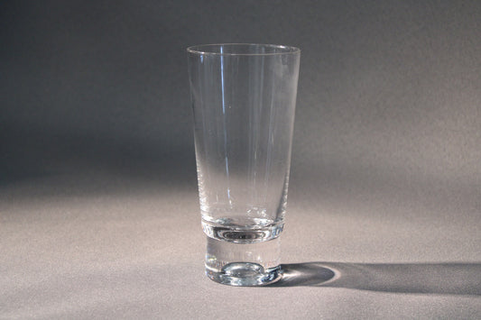 Iittala Future -juomalasi, suunnittelija Tapio Wirkkala. Moderni suomalainen klassikko – yksinkertainen, kaunis ja käytännöllinen.