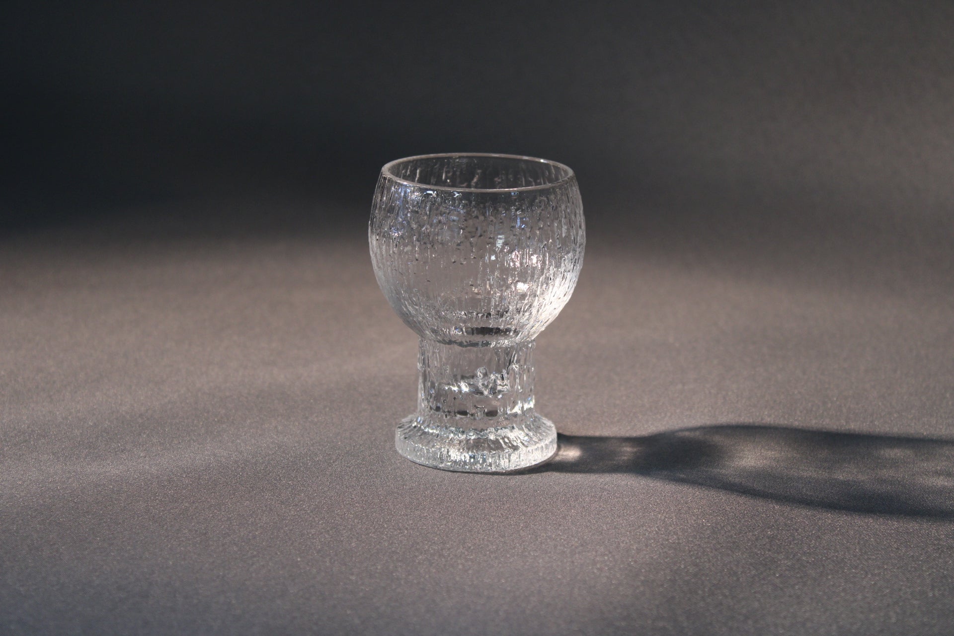 Kekkerit Paukku -lasi, suunnittelija Timo Sarpaneva. Pienikokoinen, paksu ja kuplapintainen – suomalaisen designin rouhea klassikko.