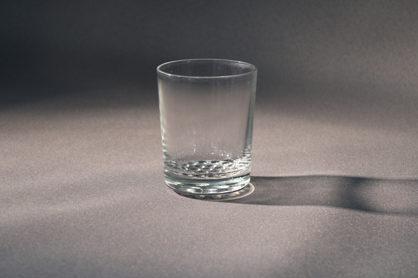Iittala Puolukka -lasi, Tapio Wirkkala 1968–1975. Pohjan kohokuvio muistuttaa puolukan pintaa – harvinainen kotimainen designklassikko.