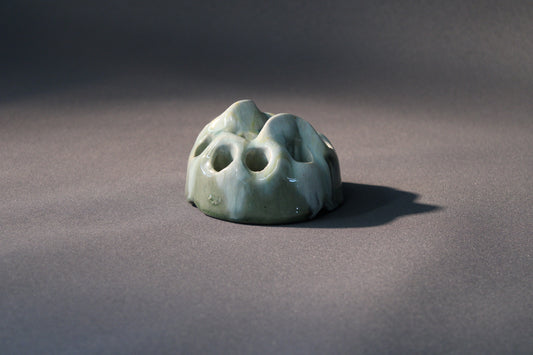 Kupittaan Savi kukkasiili 1950–60-luvulta. Vuorimainen muoto ja vihreä lasitus tekevät tästä suomalaisesta keramiikkaesineestä ainutlaatuisen.