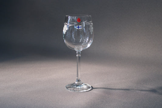 Lasilandia-viinilasi Oy Esso Ab:n kaiverruksella – mainoslasi, jossa yhdistyvät muotoilu ja suomalainen yrityshistoria.