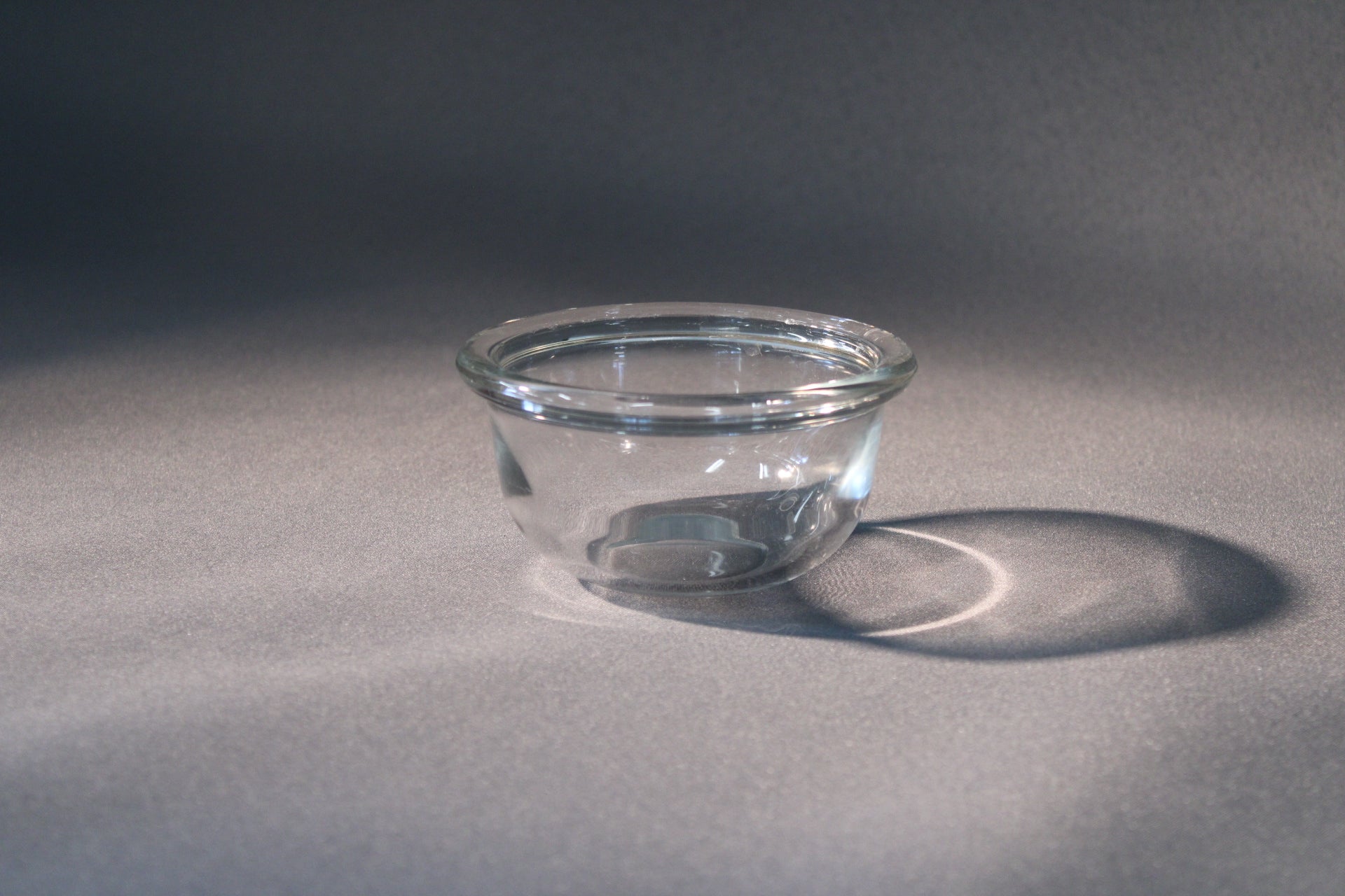 Nuutajärvi Luna -jälkiruokakulho. Kirkas ja selkeälinjainen lasi – suomalaista käyttömuotoilua parhaimmillaan.