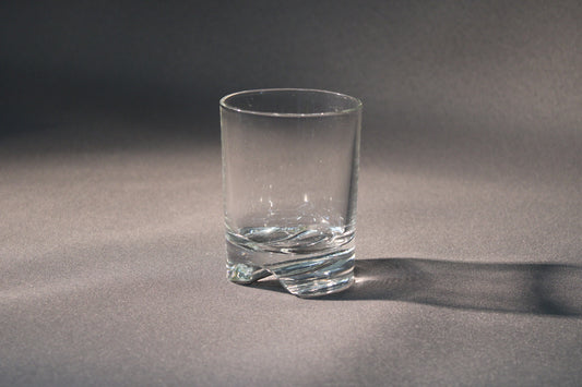 Sampo-juomalasi, suunnittelija Heikki Orvola. Matala ja painava suomalainen designlasi – arkeen, juhlaan tai kokoelmaan.