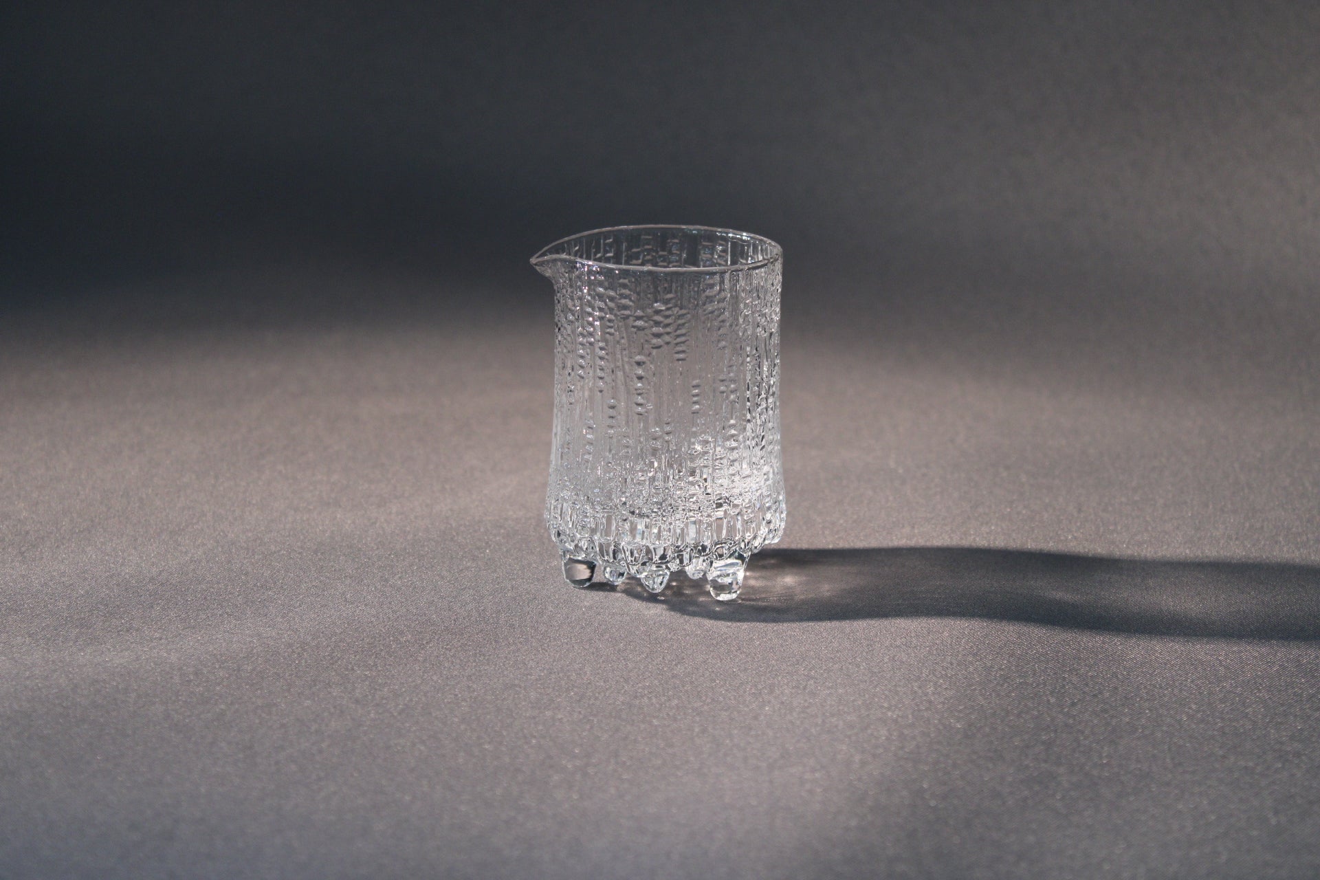 Ultima Thule -kermakko. Tapio Wirkkalan jääpintainen lasikannu, joka yhdistää suomalaisen designin ja käytännön – kahvipöydän klassikko.