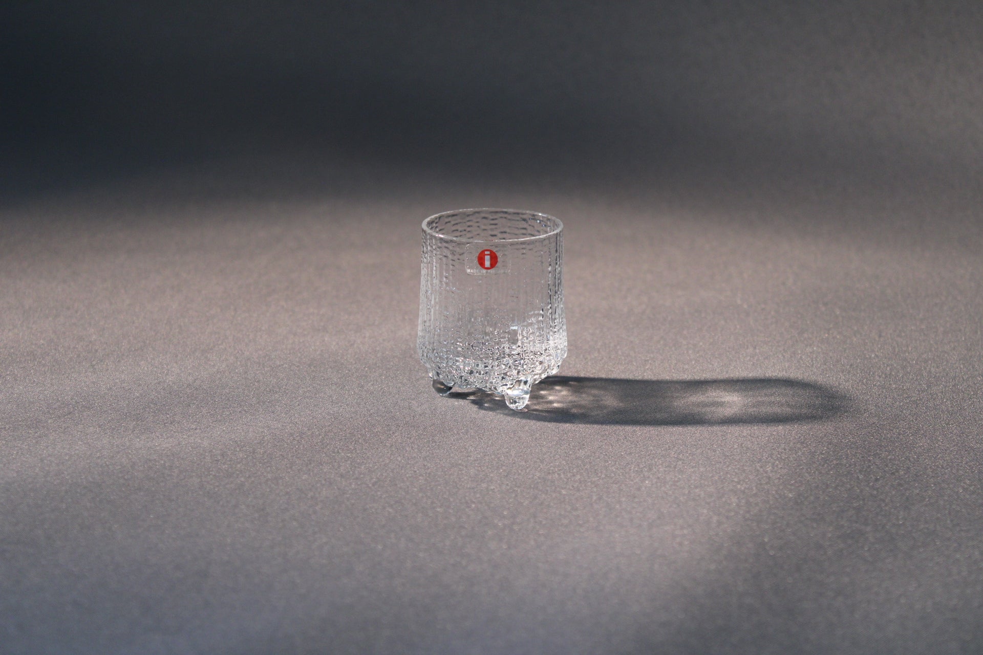 Ultima Thule -snapsilasi. Tapio Wirkkalan suunnittelema, jääpintainen ja ajattoman näyttävä pieni designlasi juhlaan ja kokoelmaan.