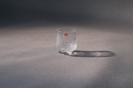 Ultima Thule -snapsilasi. Tapio Wirkkalan suunnittelema, jääpintainen ja ajattoman näyttävä pieni designlasi juhlaan ja kokoelmaan.