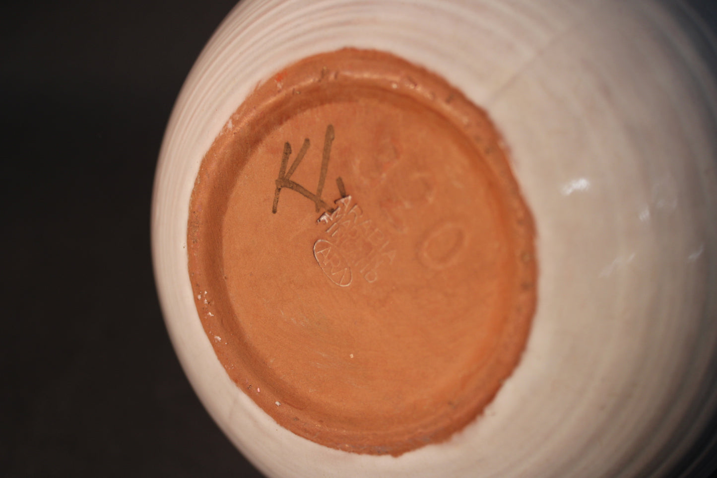 Arabia ARA keramiikkamaljakon pohjaleima