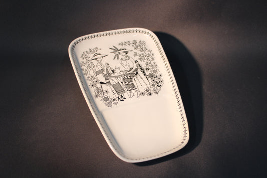 Arabia Emilia aamiaislautasen kuvituksen yksityiskohta, Raija Uosikkinen