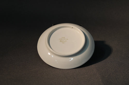 Arabia Emilia seinälautasen pohjaleima ja ripustus, valmistettu Suomessa