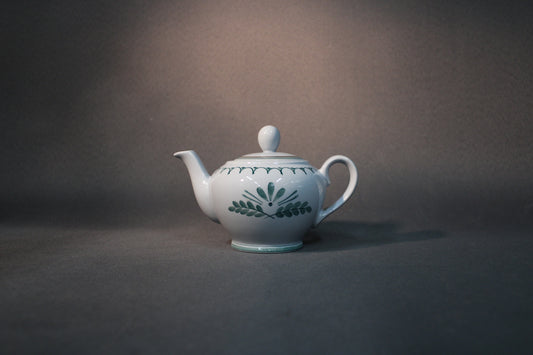 Arabia Green Thistle teekaadin edestä kuvattuna