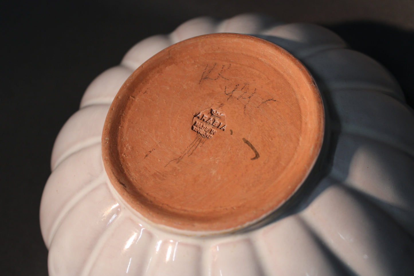 Arabia KE-C|ARA kulhon pohjaleima ja punafajanssipohja