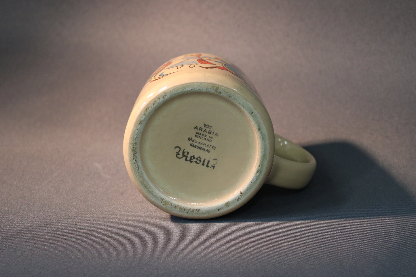 Arabia Kesti olutmuki, käsinmaalattu pohjaleima Arabia Finland Svea Granlund