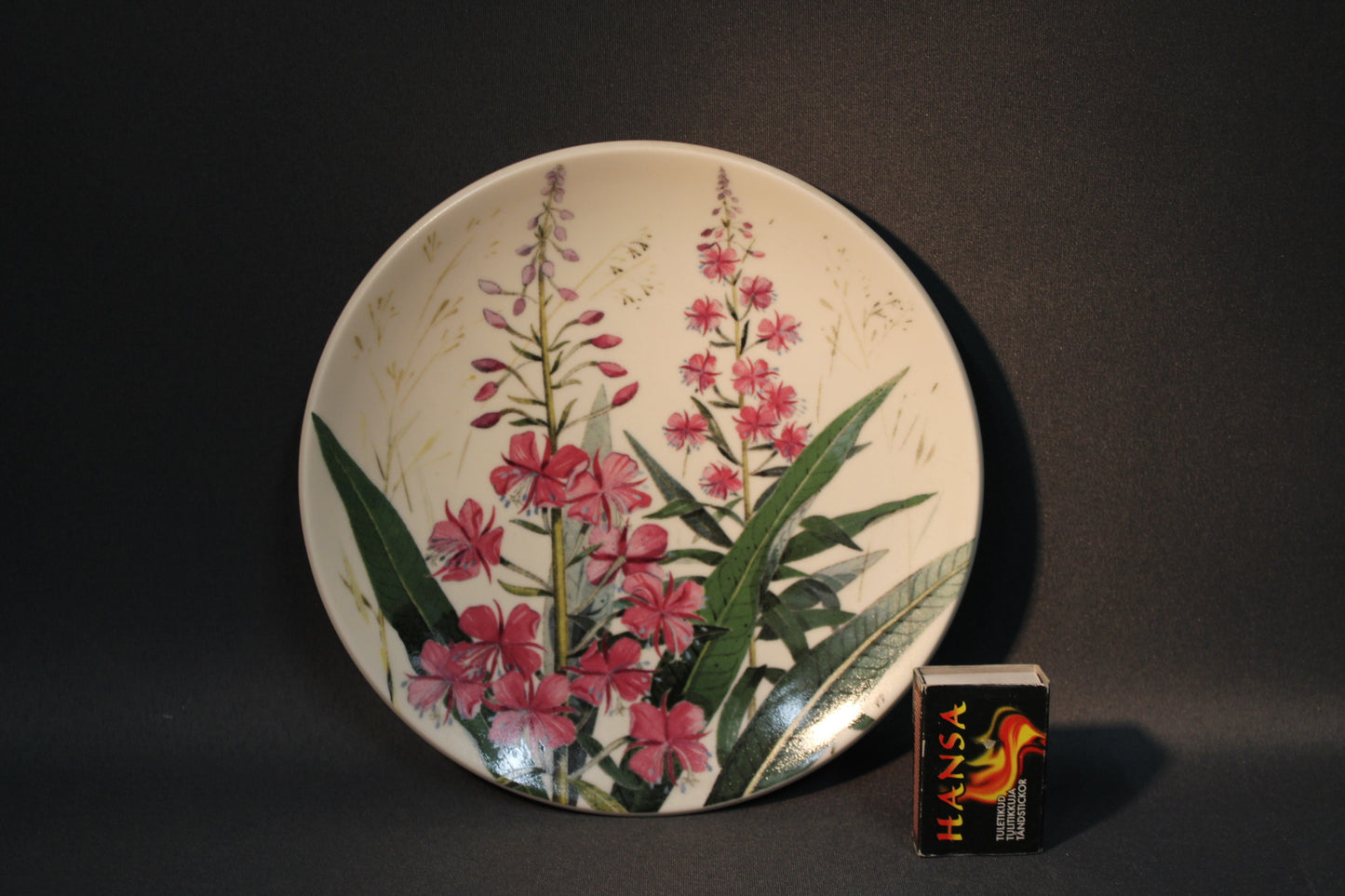 Arabian Maitohorsma seinälautanen, halkaisija noin 19,5 cm, tulitikkurasia mittakaavana