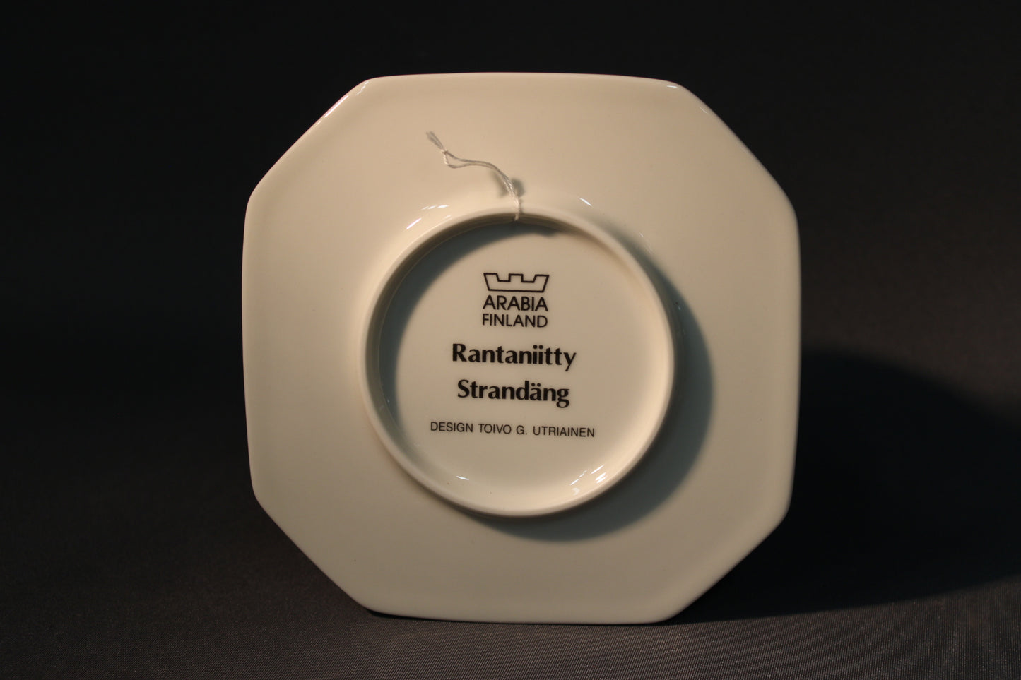 Arabia Rantaniitty -seinälaatan takapinta ja Arabia Finland -leima