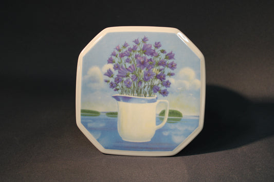 Arabia Rantaniitty -seinälaatta, kukkakuvio ja maisema, Toivo G. Utriainen