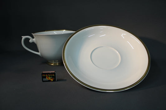 Arabia Rekvisita suuri kahvikuppi ja lautanen valkoisena