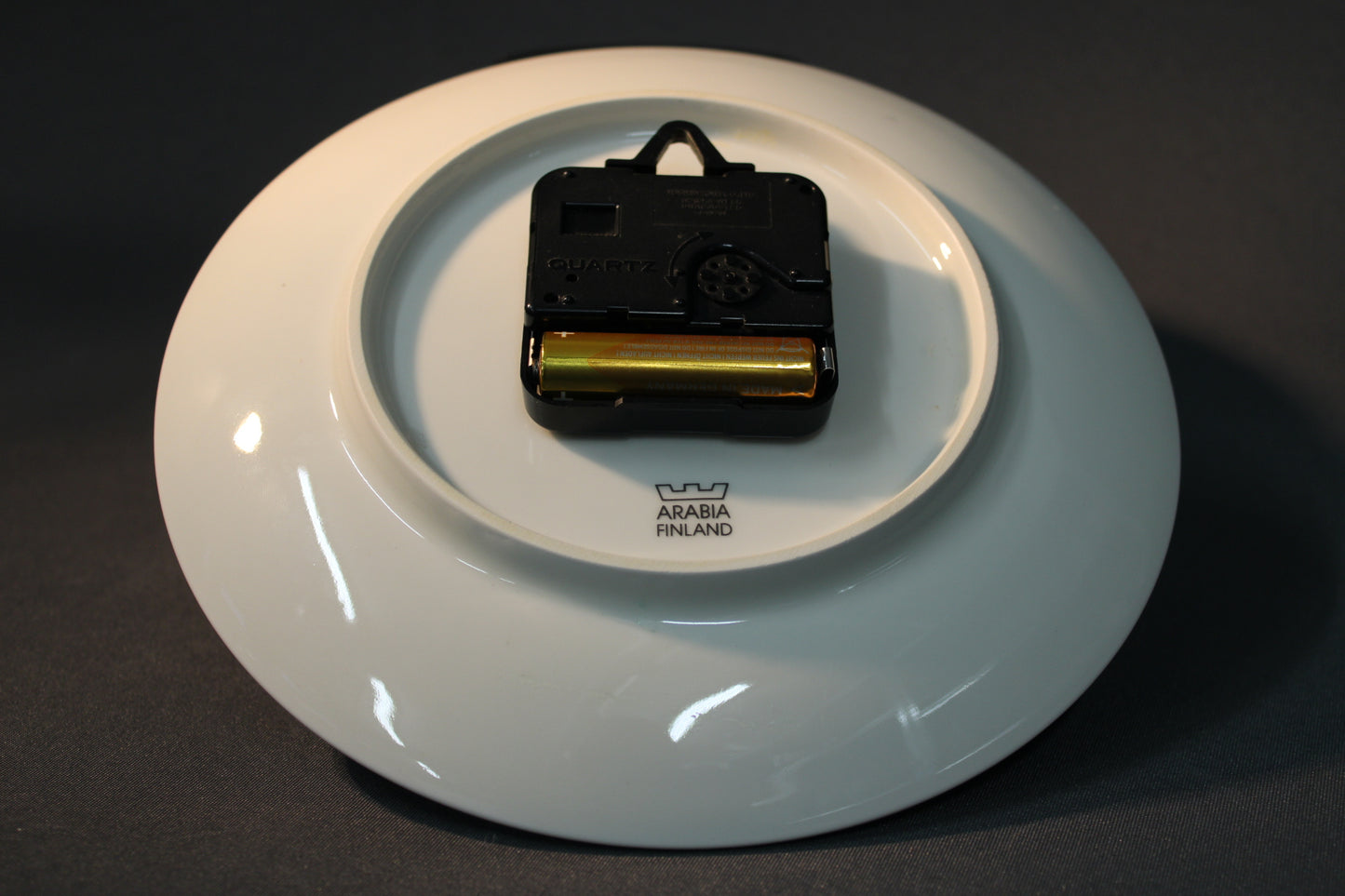 Arabia seinäkellon takapuoli ja Arabia Finland -leima