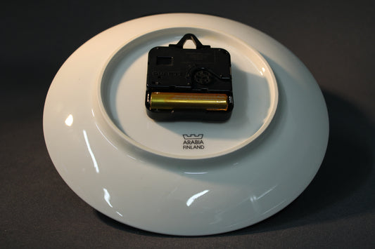 Arabia seinäkellon takapuoli ja Arabia Finland -leima