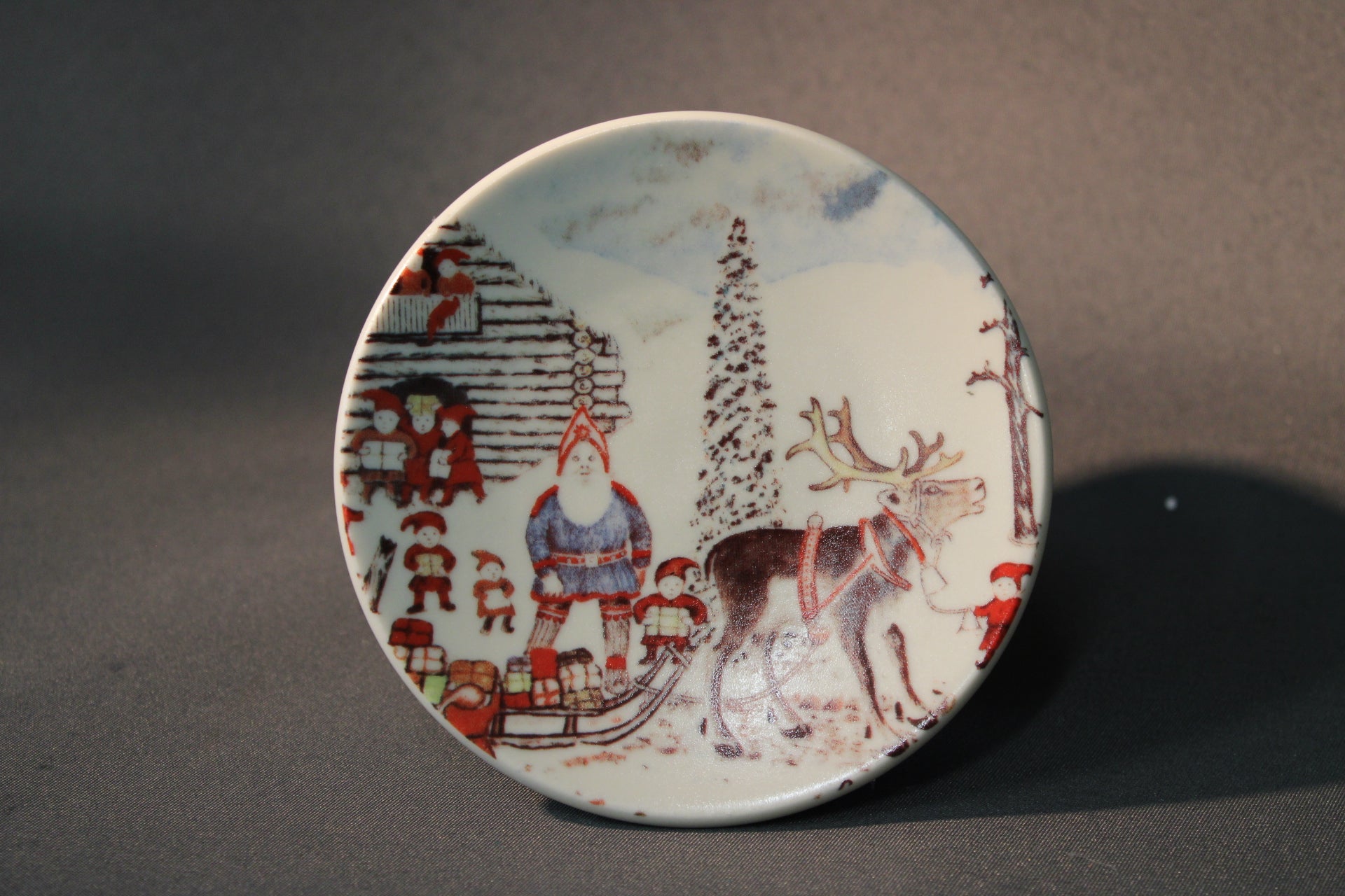 Arabia seinälautanen Joulupukki Korvatunturilla, Andreas Alariesto 1980, etukuva