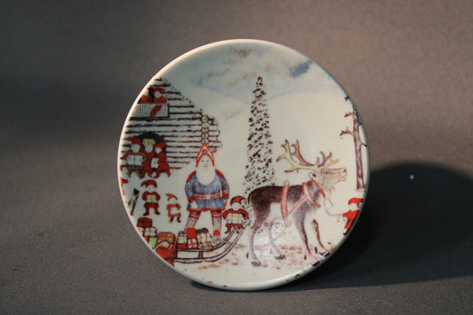 Arabia seinälautanen Joulupukki Korvatunturilla, Andreas Alariesto 1980, etukuva