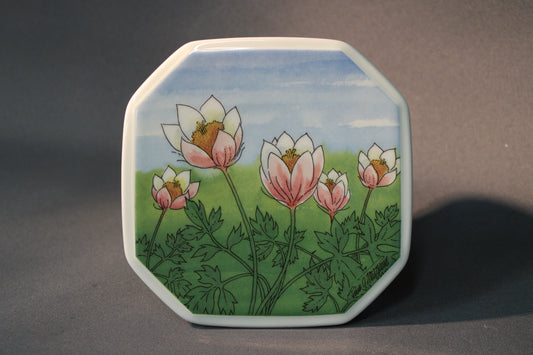 Arabia seinälautanen Kangasvuokko, Toivo G. Utriainen, etukuva