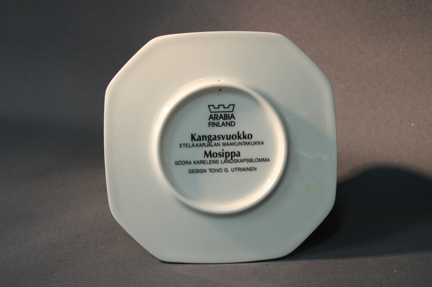 Arabia seinälautasen pohjamerkintä Kangasvuokko, Toivo G. Utriainen, Arabia Finland
