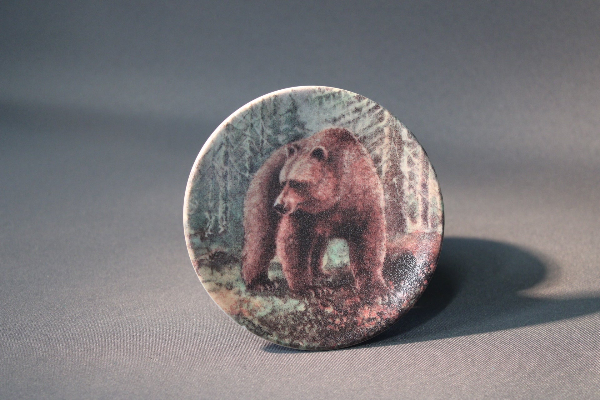 Arabia seinälautanen, Kimmo Pälikön suunnittelema karhu metsässä, suomalainen design