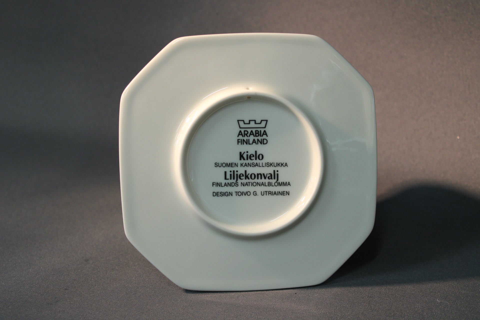 Arabia seinälautasen pohjamerkintä Kielo, Toivo G. Utriainen, Arabia Finland