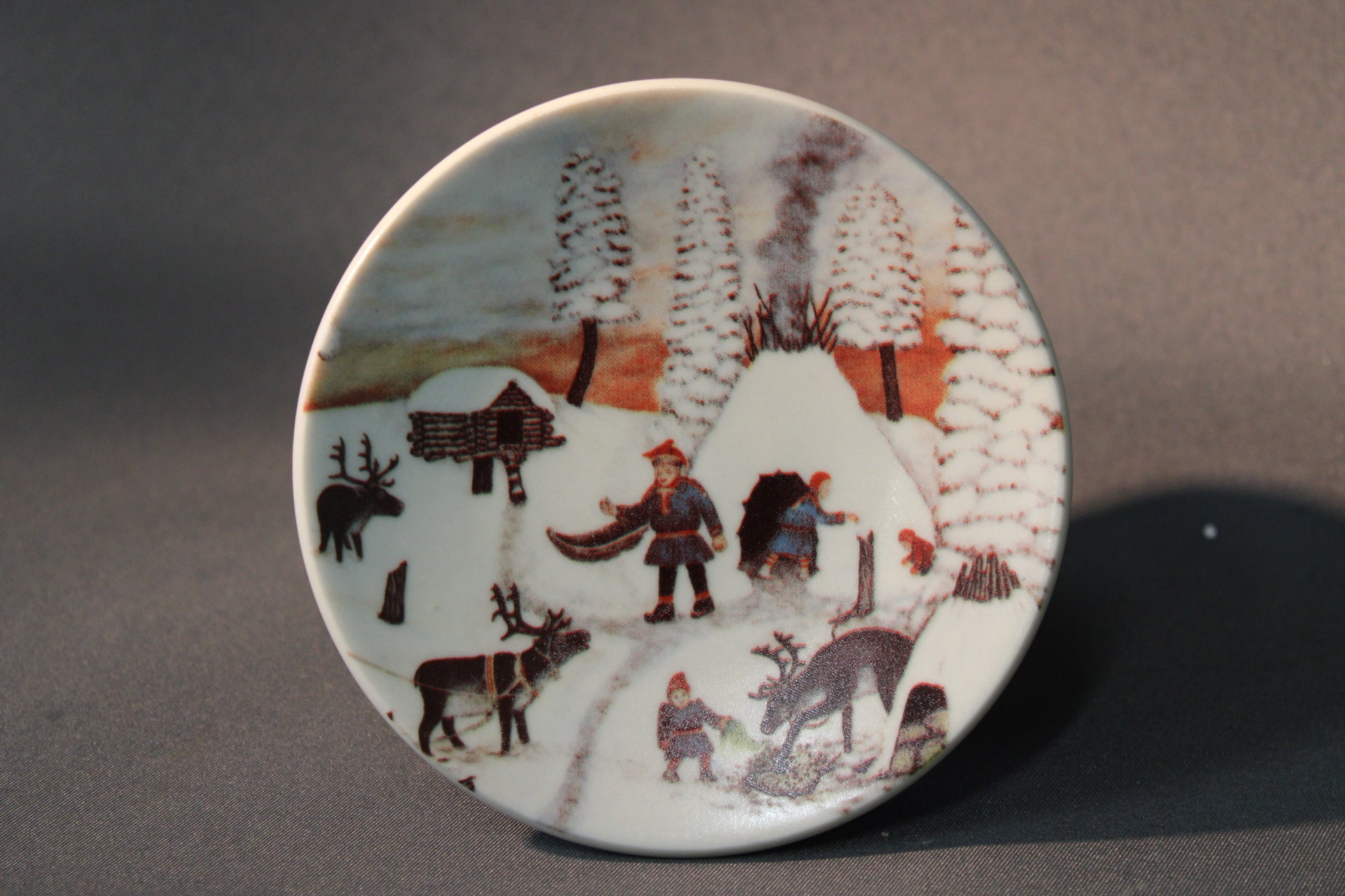 Arabia seinälautanen Lapinkylä talvitunnelmissa, Andreas Alariesto 1980, etukuva