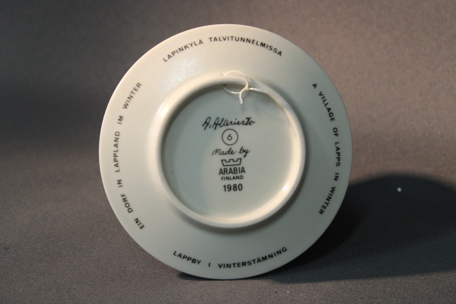 Arabia seinälautasen pohjamerkinnät, Lapinkylä talvitunnelmissa, Andreas Alariesto 1980