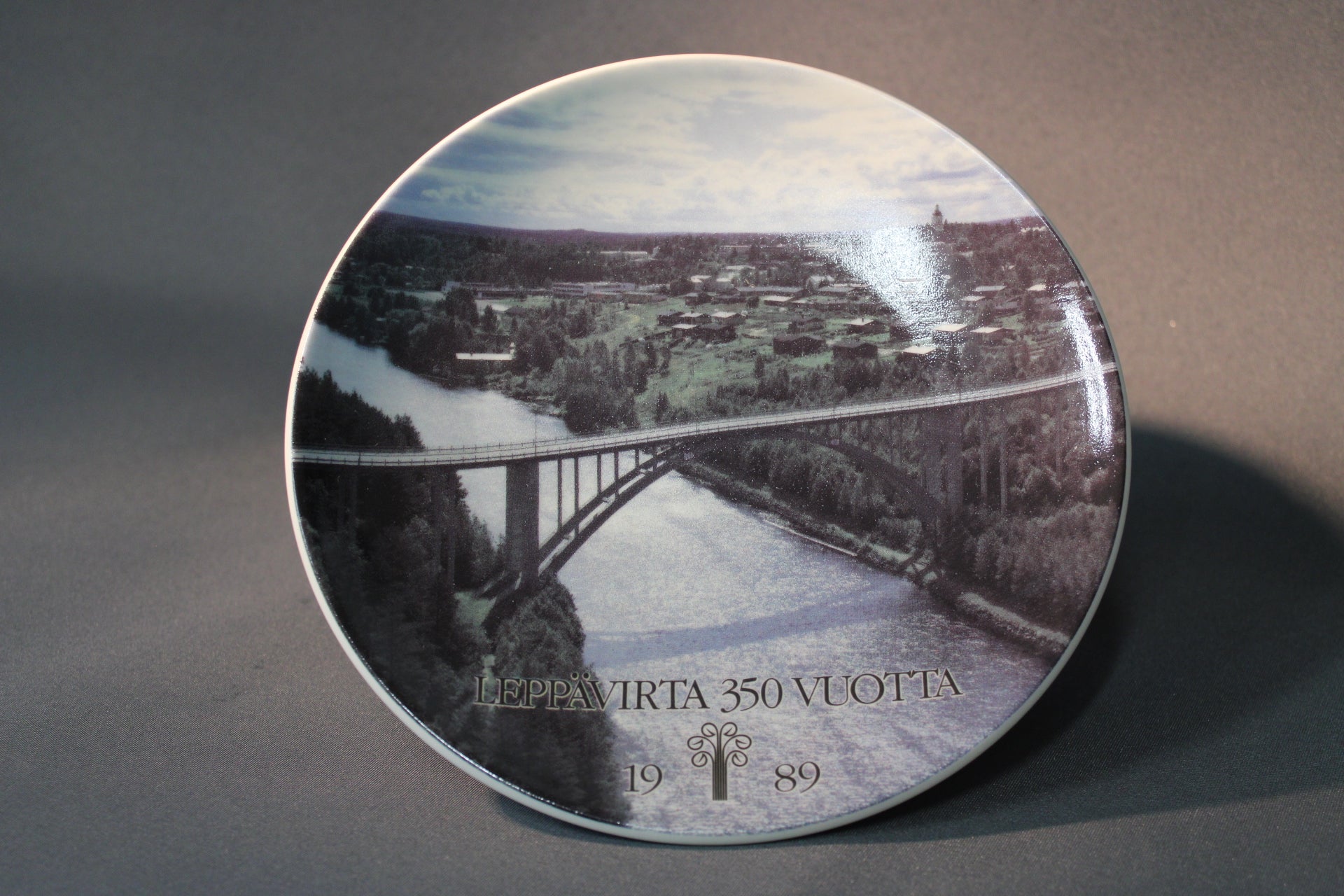 Arabia seinälautanen Leppävirta 350 vuotta 1989, Leppävirran silta, etukuva