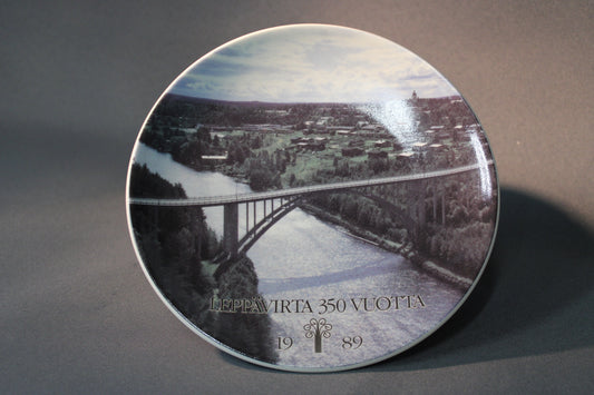 Arabia seinälautanen Leppävirta 350 vuotta 1989, Leppävirran silta, etukuva