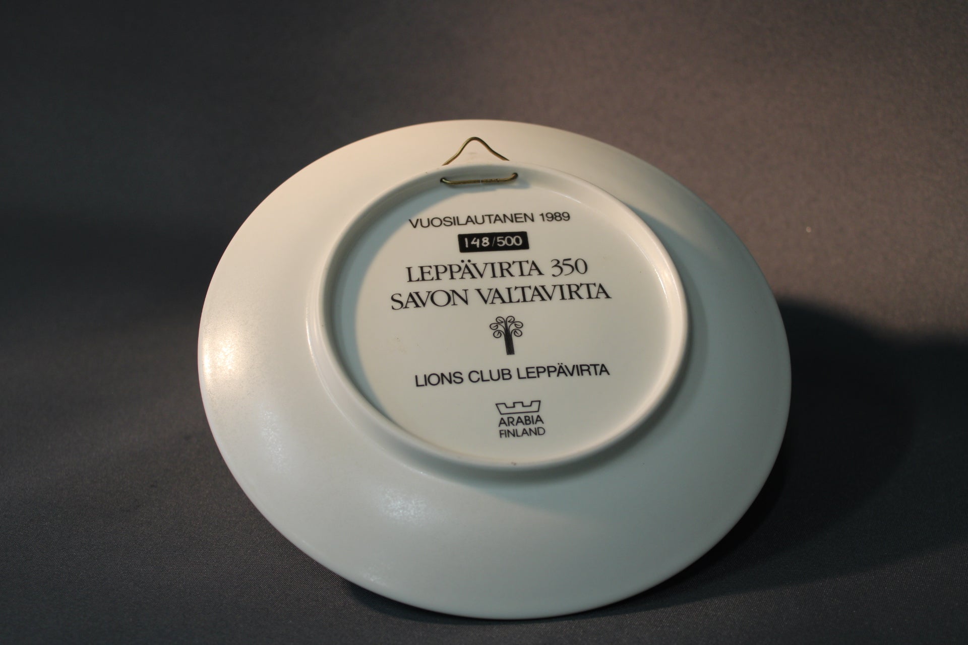 Arabia seinälautanen Leppävirta 350 vuotta 1989, pohjamerkinnät ja numerointi 148/500