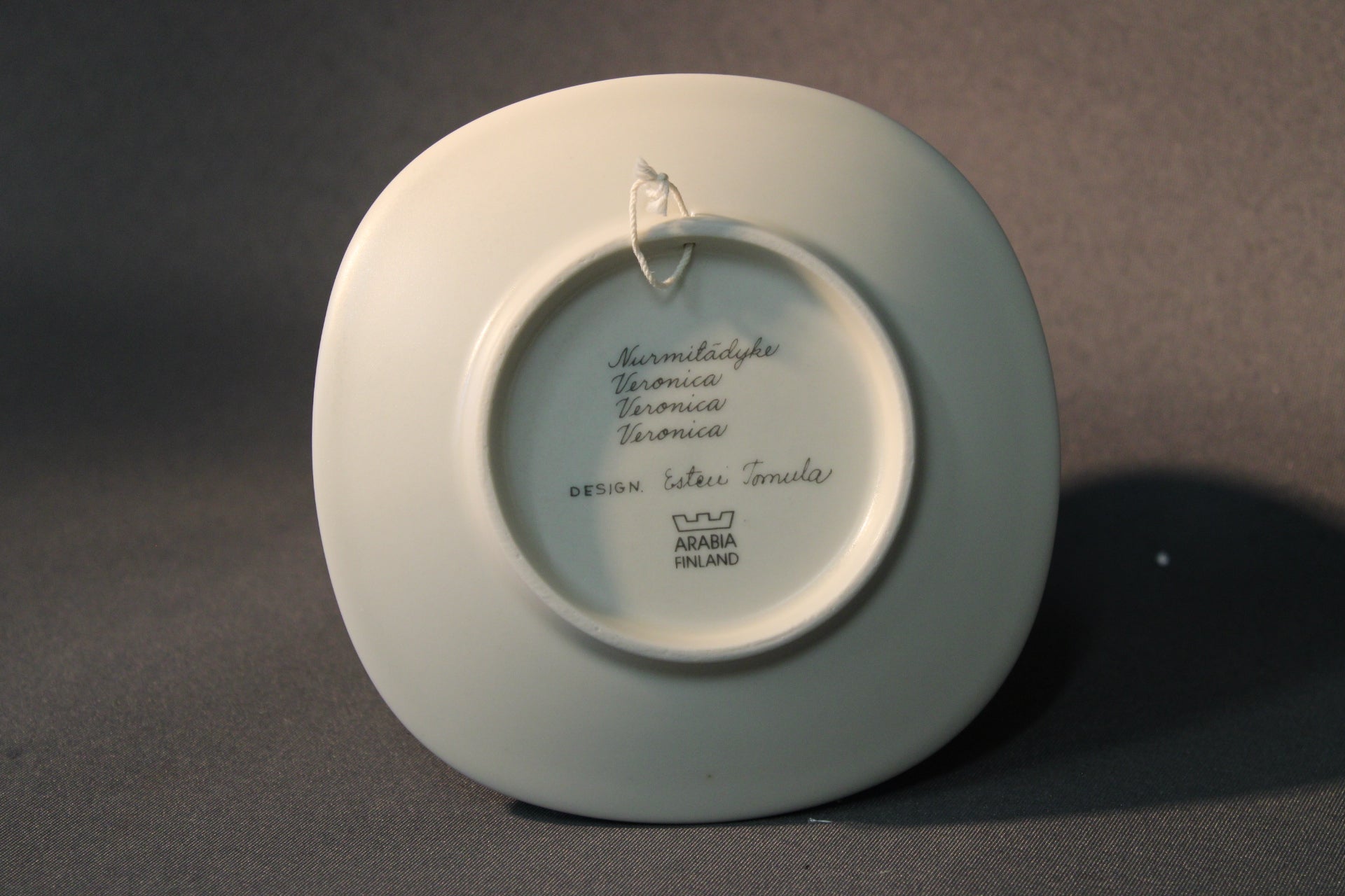 Arabia seinälautasen pohjamerkintä Nurmitädyke, Esteri Tomula, Arabia Finland