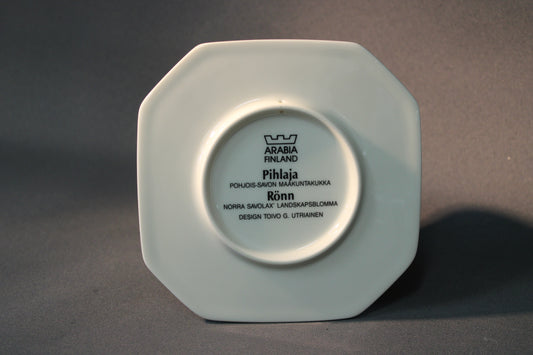 Arabia seinälautasen pohjamerkintä Pihlaja, Toivo G. Utriainen, Arabia Finland