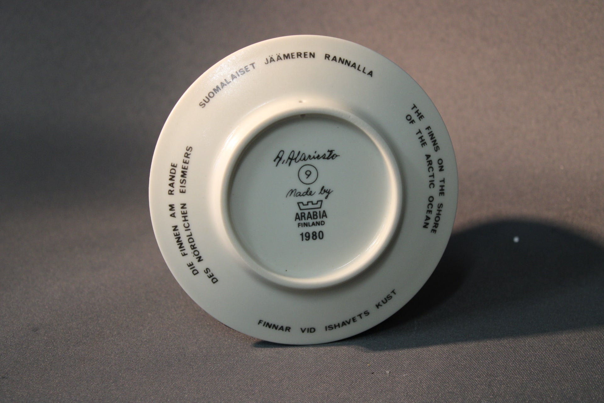 Arabia seinälautasen pohja, merkinnät ja signeeraus Andreas Alariesto, 1980