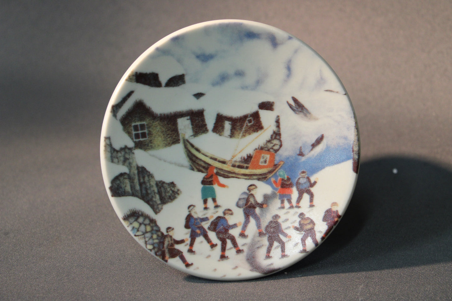 Arabia seinälautanen Suomalaiset valaita katsomassa, Andreas Alariesto 1980, etukuva