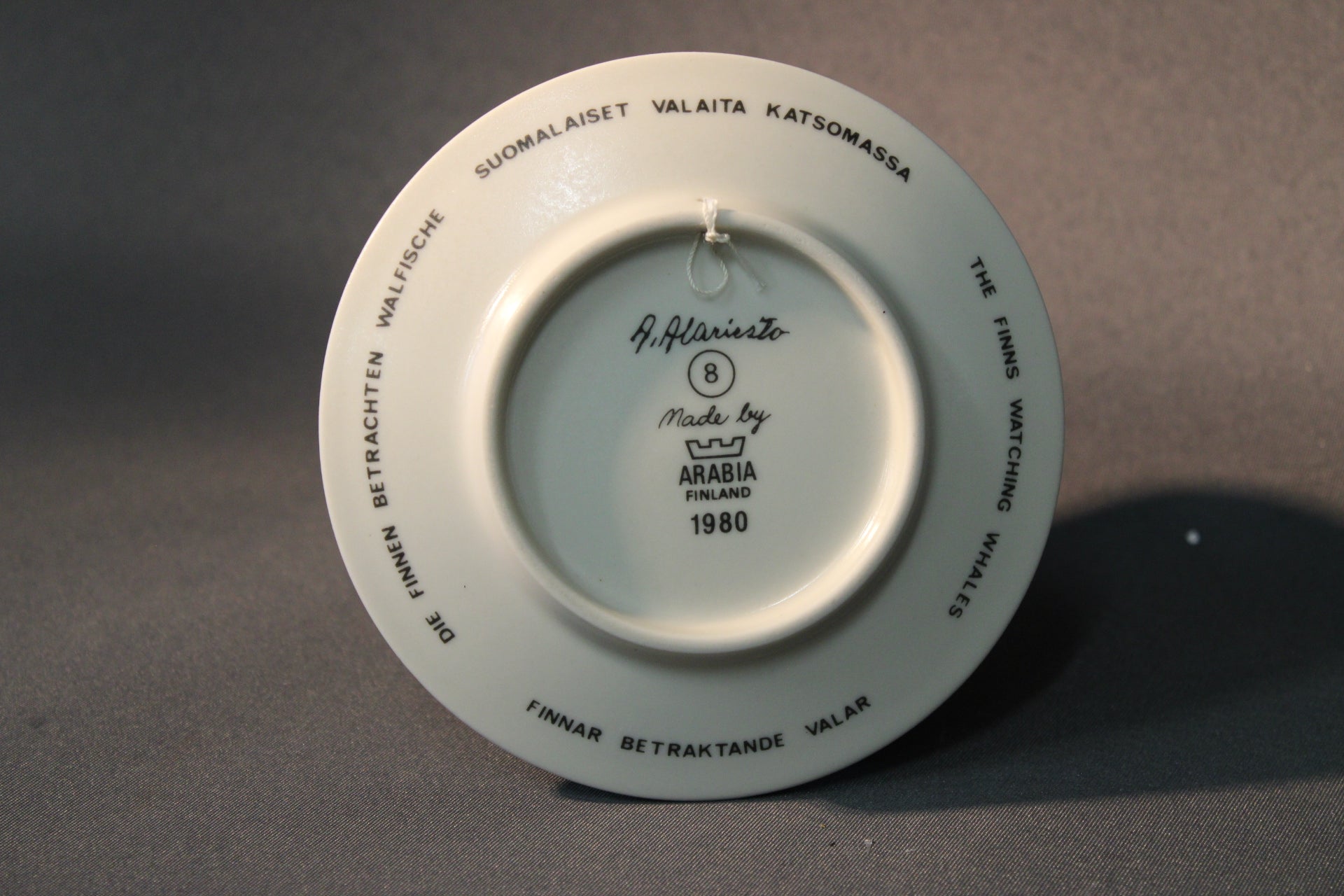 Arabia seinälautasen pohjamerkinnät, Suomalaiset valaita katsomassa, Andreas Alariesto 1980