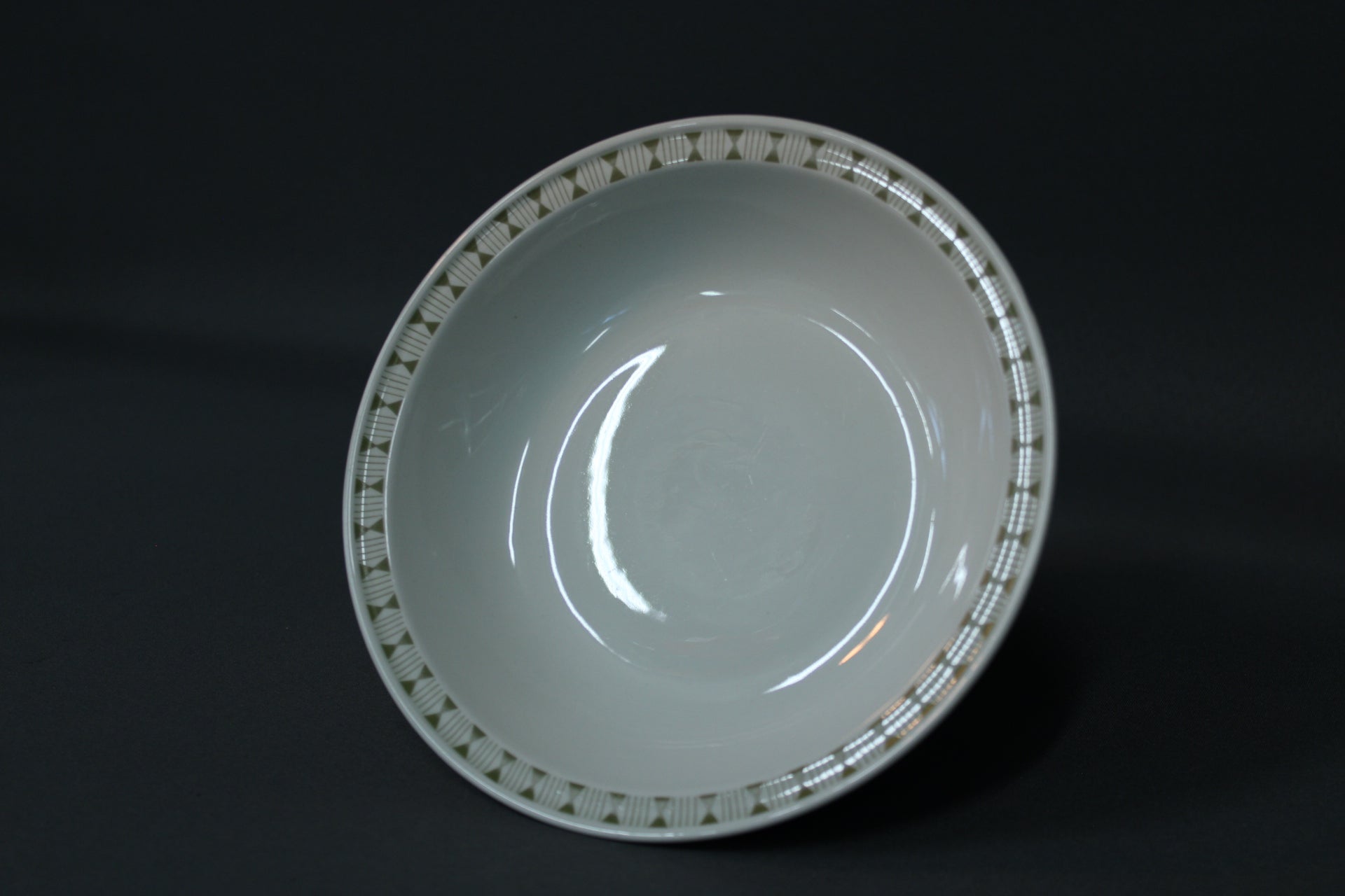 Arabia Seita syvä lautanen, Raija Uosikkisen suunnittelema, 1960-luvun vintage-keräilylautanen