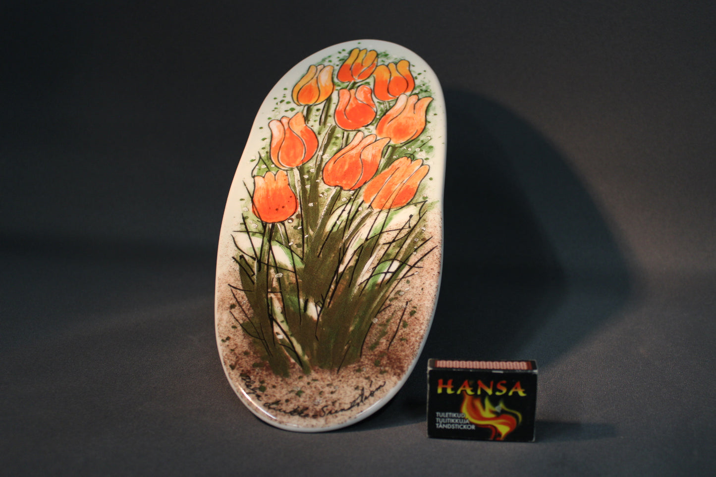 Arabia Finland seinälaatta, Tulppaaneja tulvillaan, takaleima