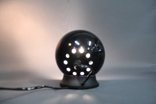 Artilux AB pallovalaisin ylhäältä, metallirunko ja valon aukot