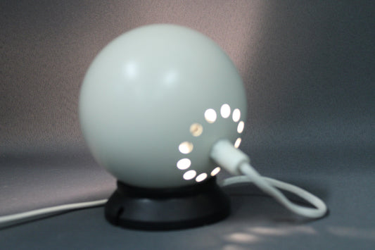 Artilux pallovalaisin mustalla jalustalla, vintage kohdevalaisin