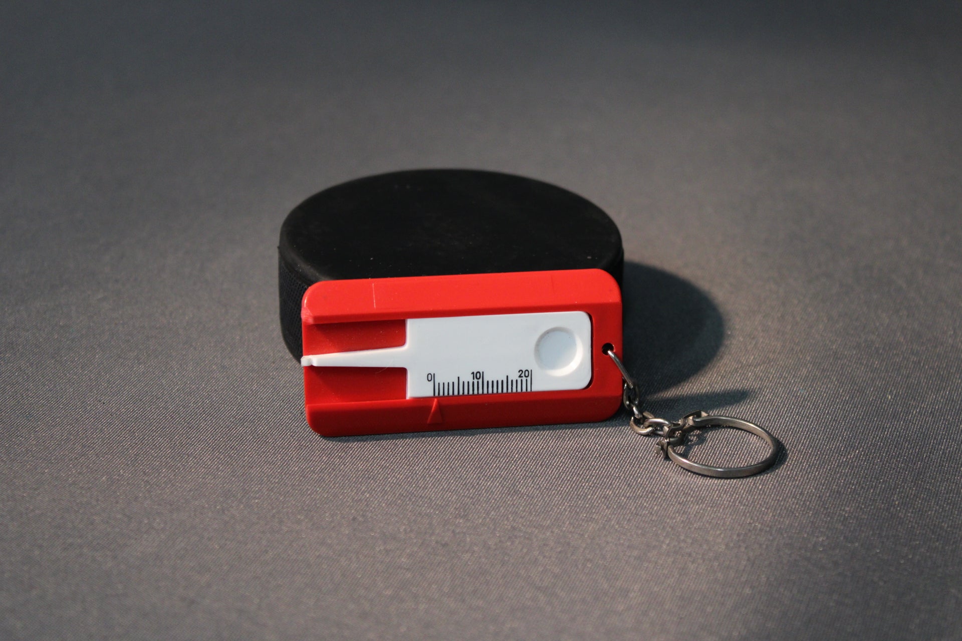 Esso-avainperä, jossa urasyvyysmittari takapuolella