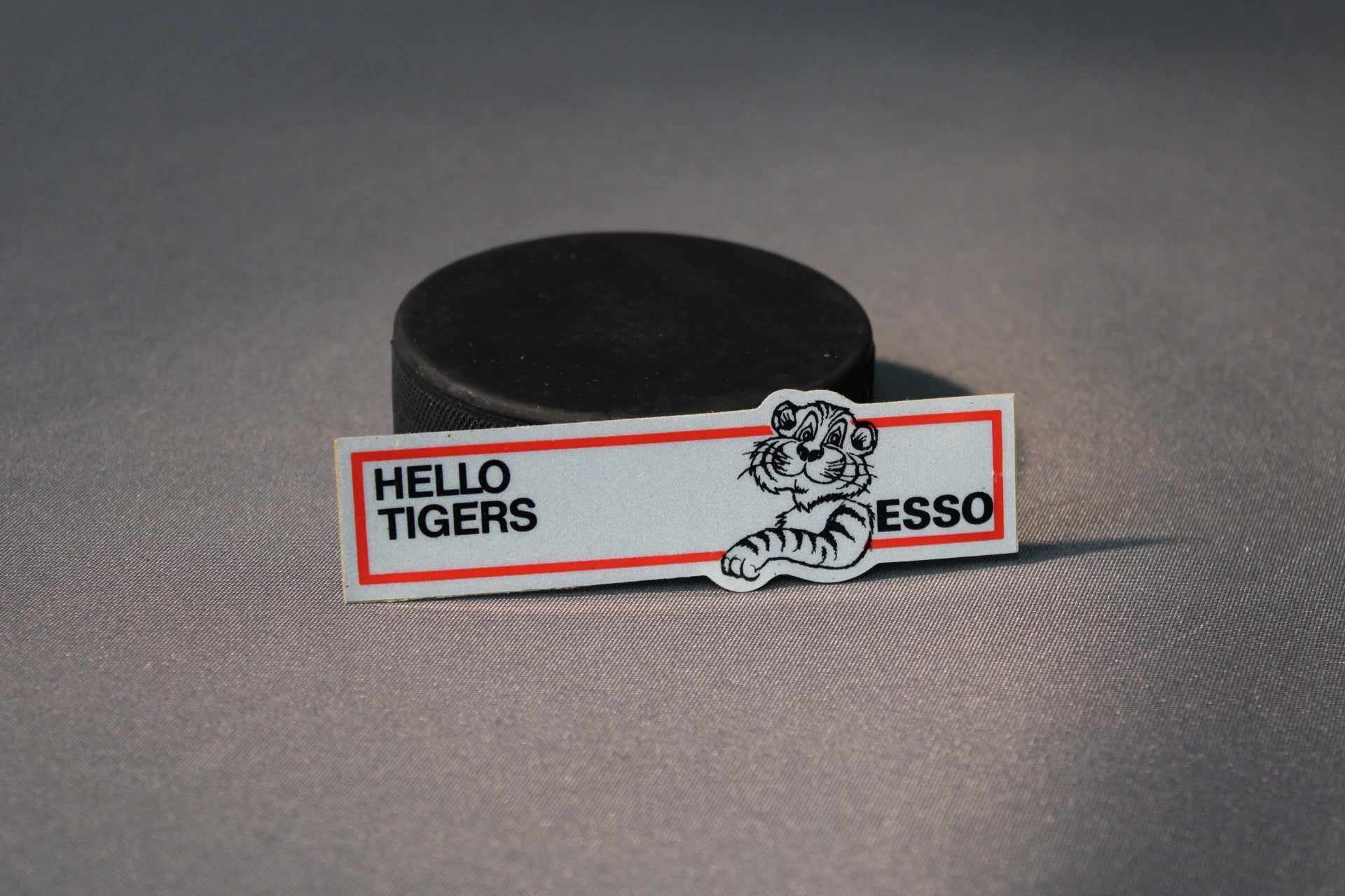 Vintage Esso Hello Tigers -tarra, heijastava tausta